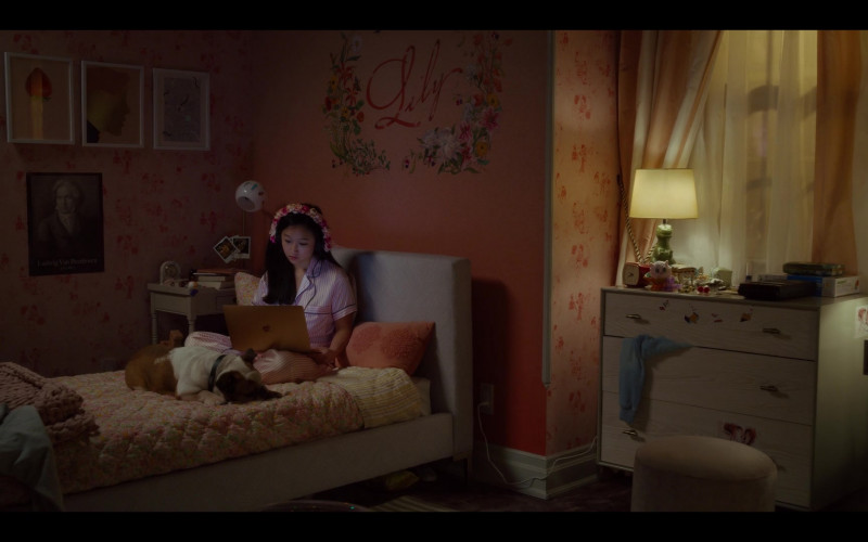 Apple MacBook Laptop of Cathy Ang as Lily Goldenblatt in And Just Like That… S01E03 When in Rome… (2021)