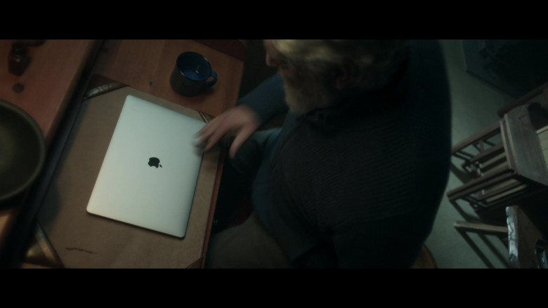 Apple MacBook Laptop of Clancy Brown as Kurt Caldwell in Dexter New Blood S01E05 Runaway (2021)
