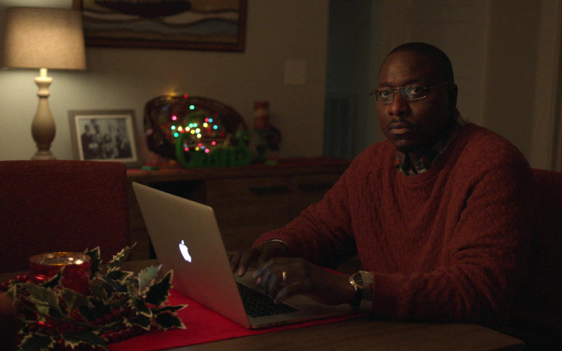 Apple MacBook Laptop of Dohn Norwood as Alan Saintille in Hightown S02E10 Fool Me Twice (2021)