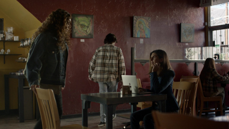 Apple MacBook Laptop of Jamie-Lynn Sigler as Tonya in Big Sky S02E08 The End Has No End (2021)