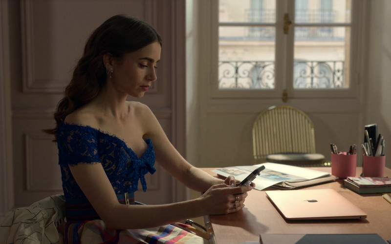 Apple MacBook Laptop of Lily Collins as Emily Cooper in Emily in Paris S02E05 An Englishman in Paris (2021)