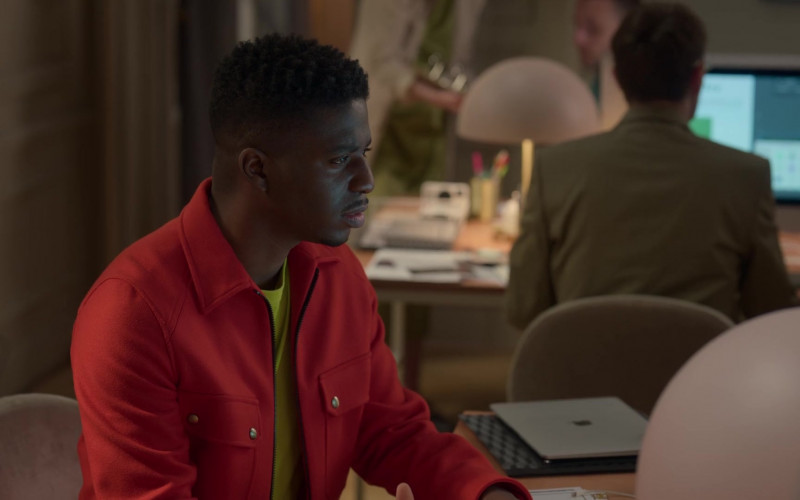 Apple MacBook Laptop of Samuel Arnold as Julien in Emily in Paris S02E06 Boiling Point (2021)