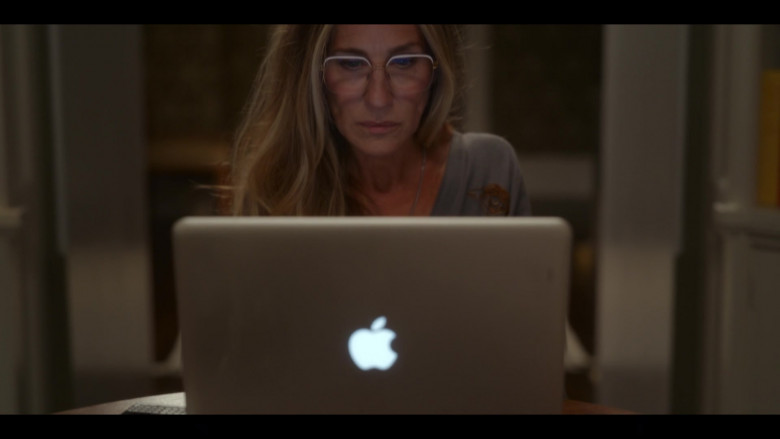 Apple MacBook Laptop of Sarah Jessica Parker as Carrie Bradshaw in And Just Like That… S01E01 Hello It’s Me (1)