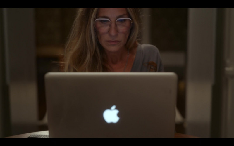Apple MacBook Laptop of Sarah Jessica Parker as Carrie Bradshaw in And Just Like That… S01E01 Hello It's Me (1)
