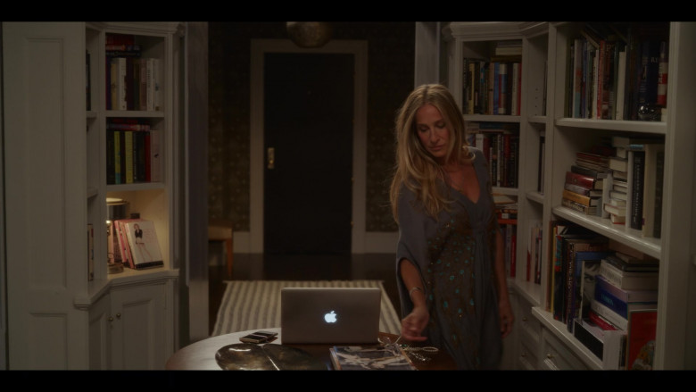 Apple MacBook Laptop of Sarah Jessica Parker as Carrie Bradshaw in And Just Like That… S01E01 Hello It’s Me (2)
