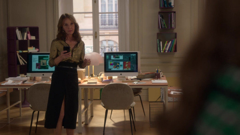 Apple iMac Computers in Emily in Paris S02E06 Boiling Point (3)