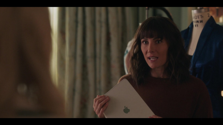 Apple iPad Tablet of Laura Benanti as Kiki Hope in Gossip Girl S01E10 Final Cancellation (2021)