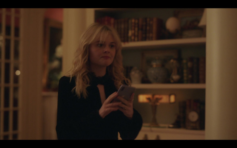Apple iPhone Smartphone of Emily Alyn Lind as Audrey Hope in Gossip Girl S01E10 Final Cancellation (2021)