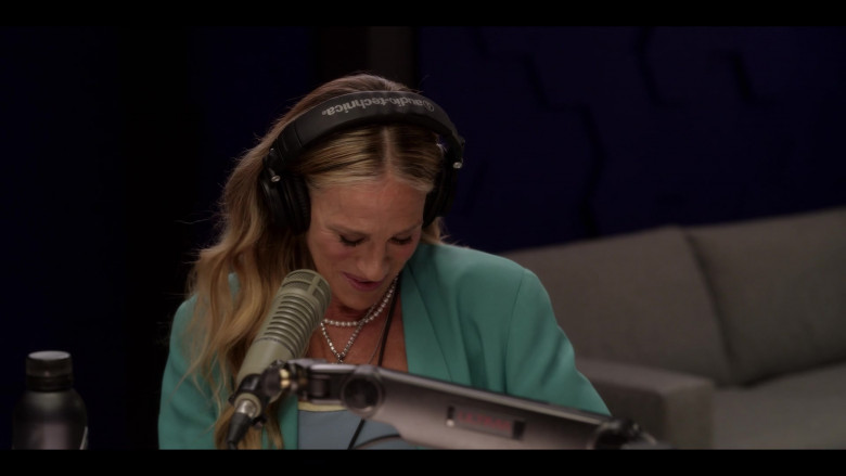 Audio-Technica Headphones of Sarah Jessica Parker as Carrie Bradshaw in And Just Like That… S01E01 Hello It’s Me (2021)