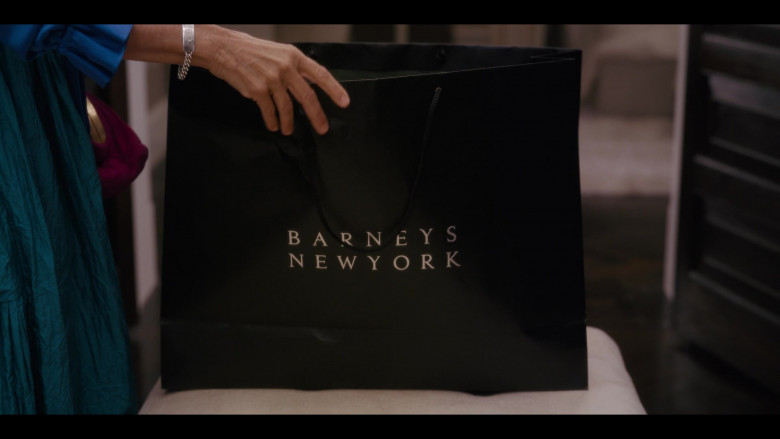 Barneys New York Shopping Bag in And Just Like That… S01E04 Some of My Best Friends (2021)
