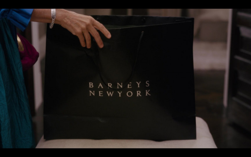 Barneys New York Shopping Bag in And Just Like That… S01E04 Some of My Best Friends (2021)