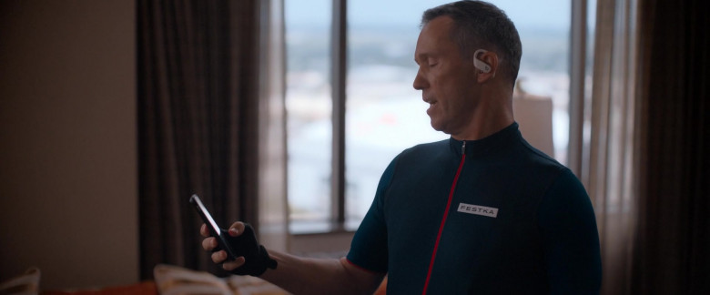 Beats Powerbeats Pro Totally Wireless Earbuds (White) of Jeffrey Donovan as Mike Titus in National Champions (2021)