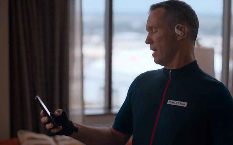 Beats Powerbeats Pro Totally Wireless Earbuds (White) of Jeffrey Donovan as Mike Titus in National Champions (2021)