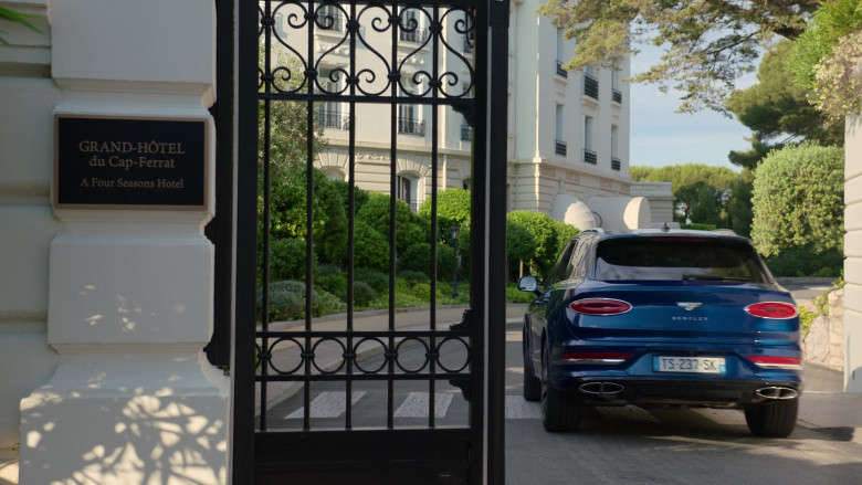 Bentley Bentayga Blue Car in Emily in Paris S02E02 TV Show (2)