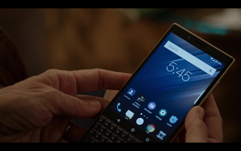 Blackberry Android Smartphone of Sarah Jessica Parker as Carrie Bradshaw in And Just Like That... S01E02 "Little Black Dress" (2021)