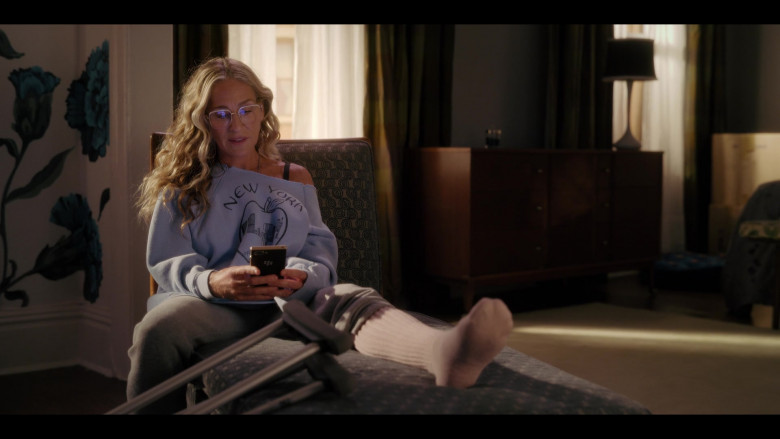 Blackberry Mobile Phone Used by Sarah Jessica Parker as Carrie Bradshaw in And Just Like That… S01E05 Tragically Hip (2021)