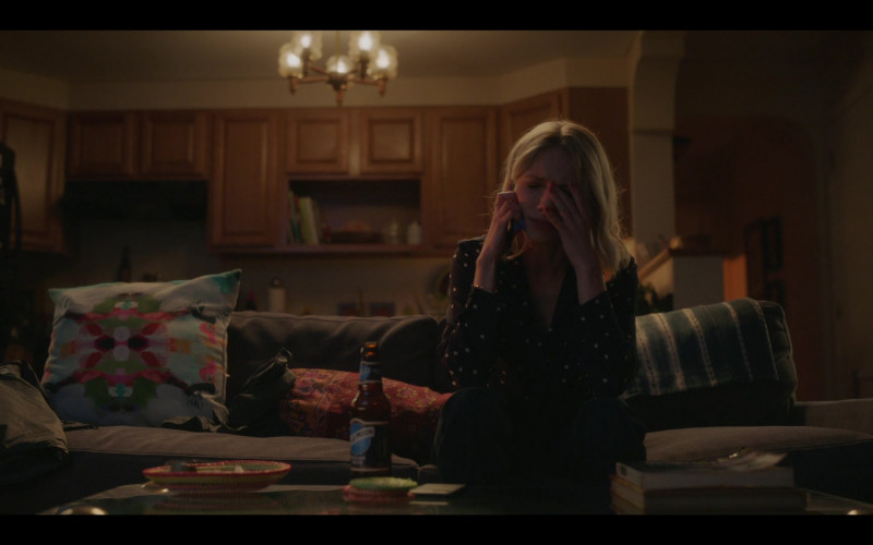 Blue Moon Beer Enjoyed by Tavi Gevinson as Kate Keller in Gossip Girl S01E10 Final Cancellation (2021)