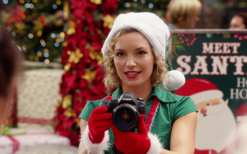 Canon EOS Camera Used by Perdita Weeks as Juliet Higgins in Magnum P.I. S04E09 Better Watch Out (2021)