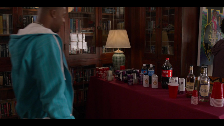 Coca-Cola, Bubly, Pepsi in The Sex Lives of College Girls S01E07 I Think I’m a Sex Addict (2021)