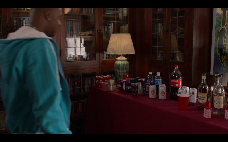 Coca-Cola, Bubly, Pepsi in The Sex Lives of College Girls S01E07 I Think I’m a Sex Addict (2021)