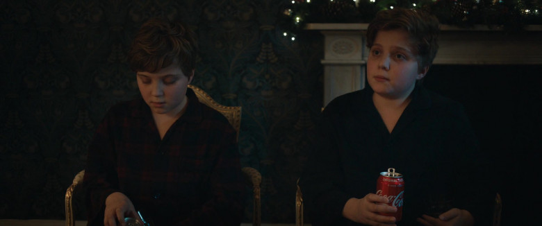 Coca-Cola Drinks in Silent Night (4)