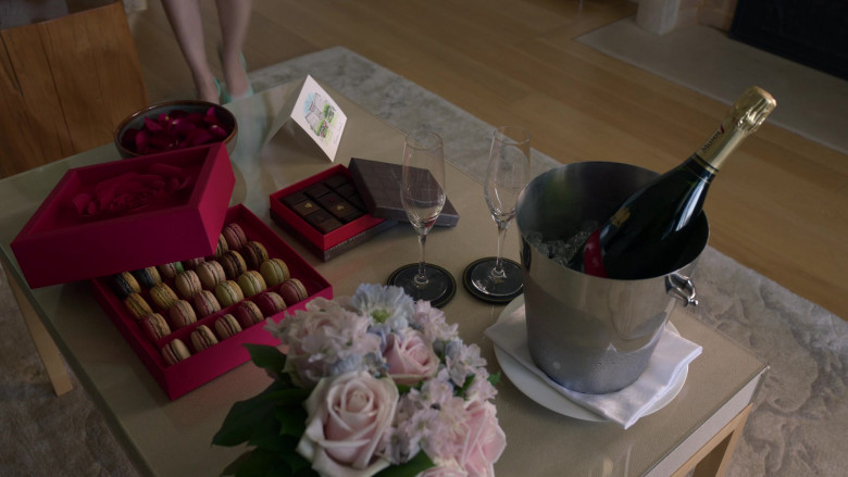 G.H. Mumm et Cie Champagne in Emily in Paris S02E02 Do You Know the Way to St. Tropez (2021)