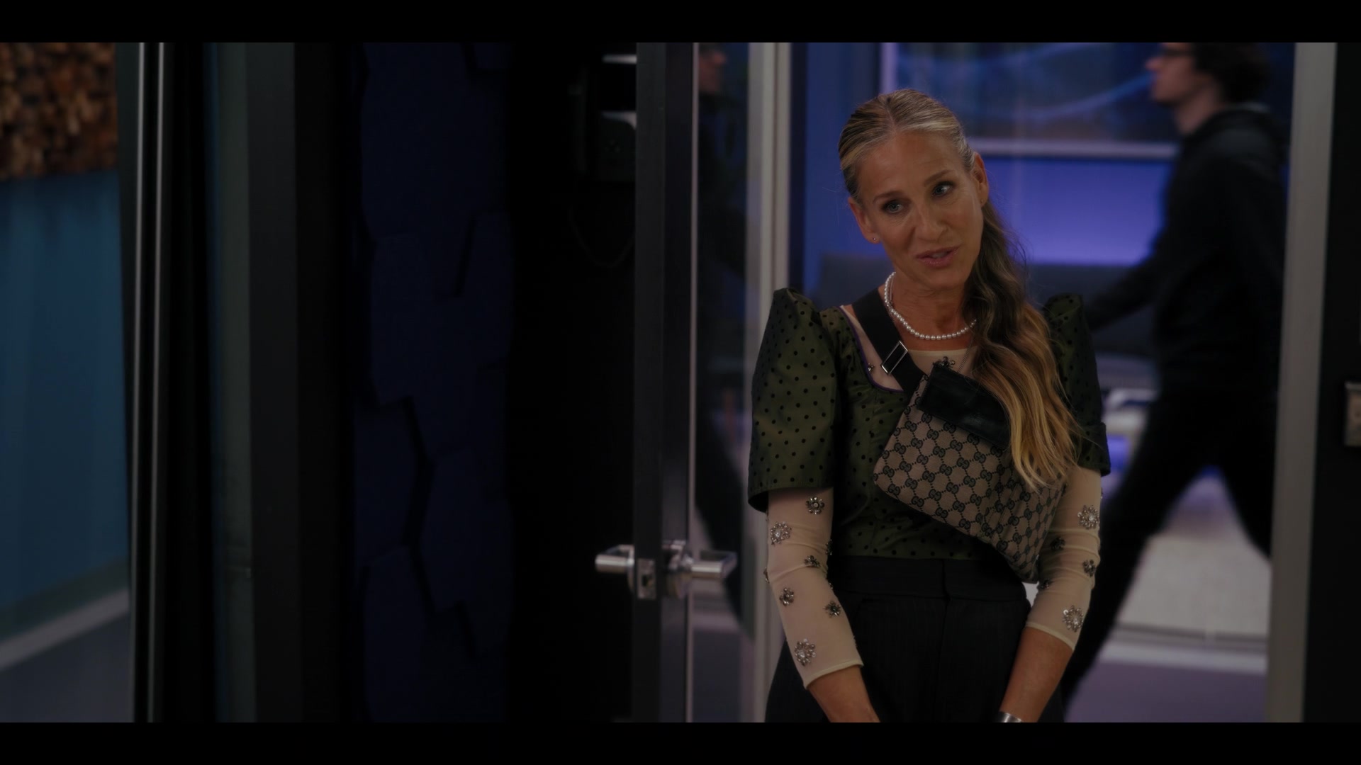 Gucci monogram handbag worn by Carrie Bradshaw (Sarah Jessica Parker) as  seen in And Just Like That… TV series (S01E10)