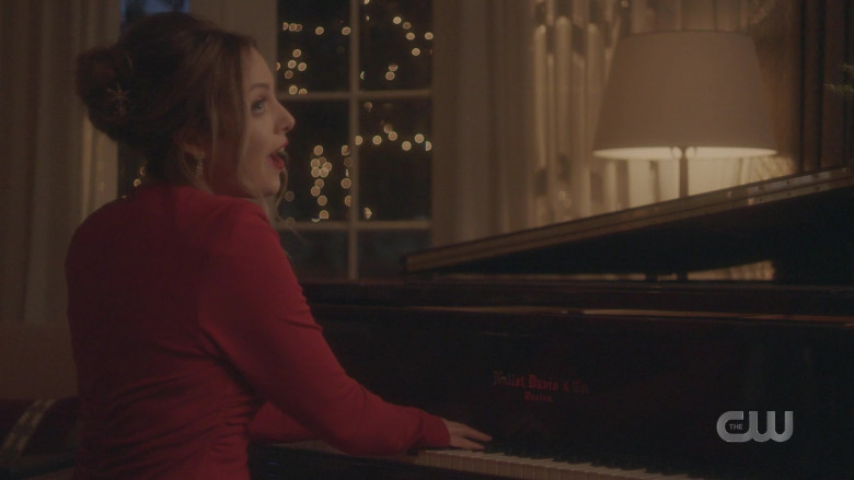 Hallet Davis Piano of Elizabeth Gillies as Fallon Carrington in Dynasty S05E02 That Holiday Spirit (2021)