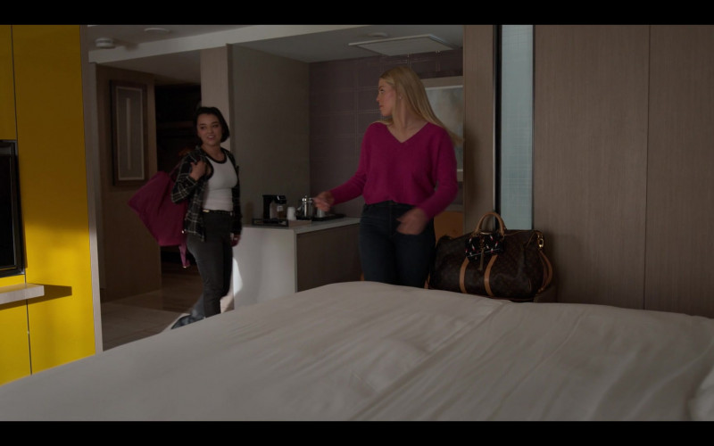 Louis Vuitton Bag of Reneé Rapp as Leighton Murray in The Sex Lives of College Girls S01E09 Cheating (1)