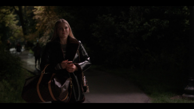 Louis Vuitton Bag of Reneé Rapp as Leighton Murray in The Sex Lives of College Girls S01E09 Cheating (2)