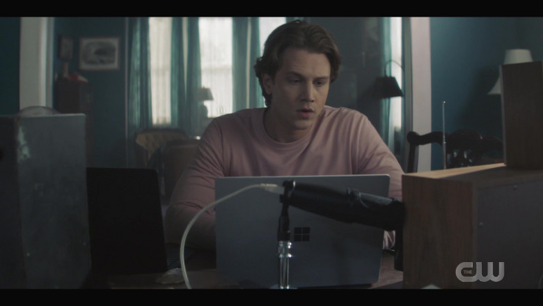 Microsoft Surface Laptop Computer in Nancy Drew S03E09 The Voices in the Frost (1)