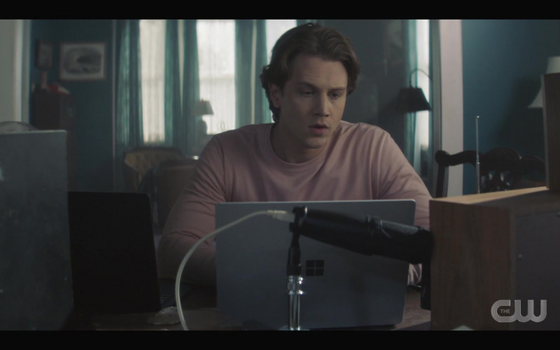 Microsoft Surface Laptop Computer in Nancy Drew S03E09 The Voices in the Frost (1)