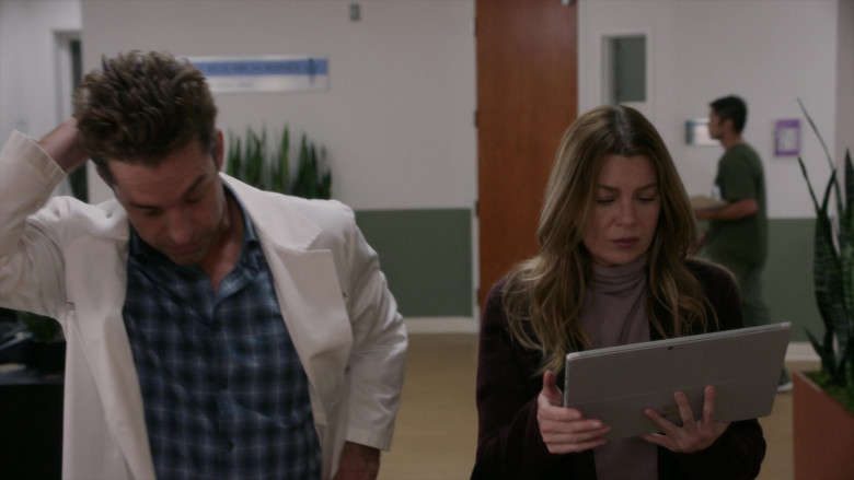 Microsoft Surface Tablets in Grey’s Anatomy S18E07 Today Was a Fairytale (3)