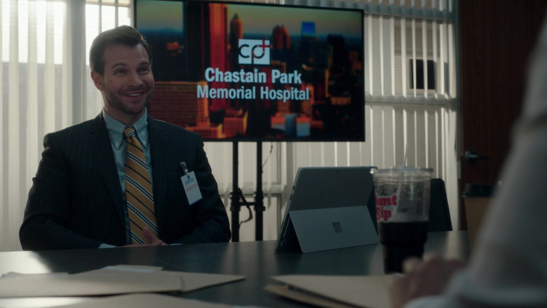 Microsoft Surface Tablets in The Resident S05E09 He'd Really Like to Put in a Central Line (2)