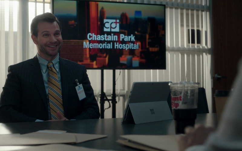 Microsoft Surface Tablets in The Resident S05E09 He'd Really Like to Put in a Central Line (2)