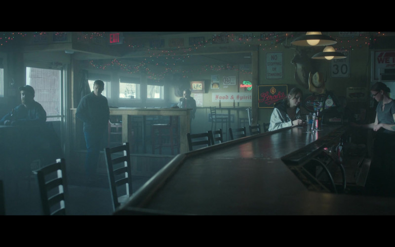 Miller Lite, Budweiser and Stroh’s Beer Signs in Dexter New Blood S01E05 Runaway (2021)