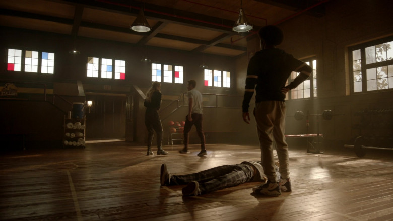 Nike Sneakers in Legacies S04E08 You Will Remember Me (1)