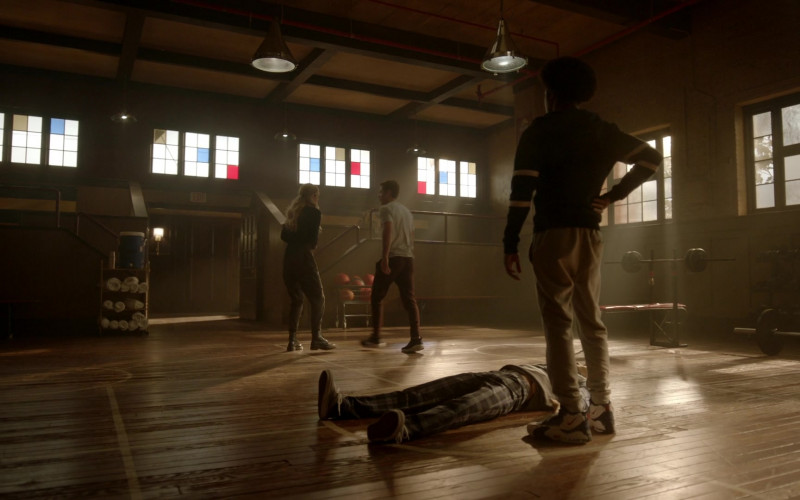 Nike Sneakers in Legacies S04E08 You Will Remember Me (1)