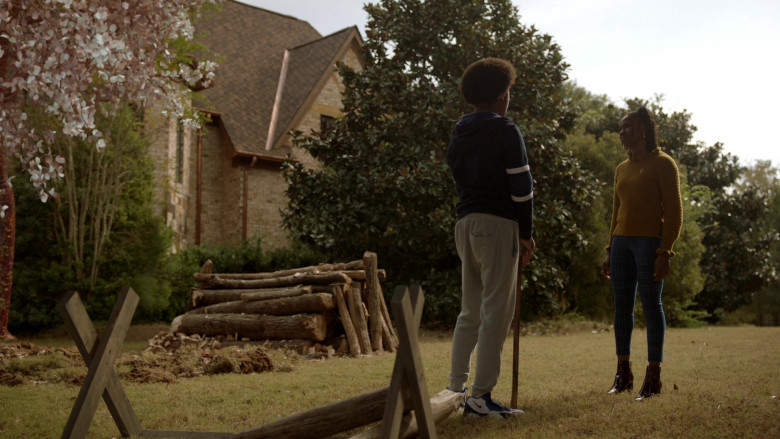 Nike Sneakers in Legacies S04E08 You Will Remember Me (2)