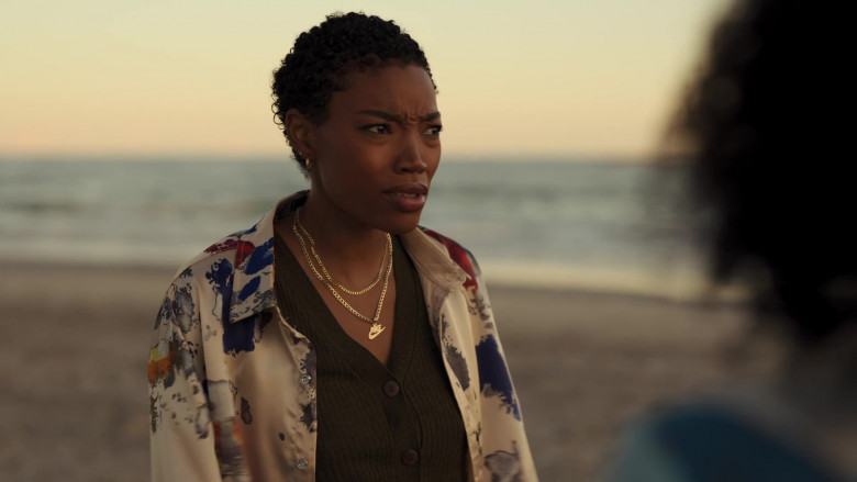 Nike Swoosh Gold Pendant – Chain – Necklace in Our Kind of People S01E09 Twice as Hard, Twice as Good (2021)
