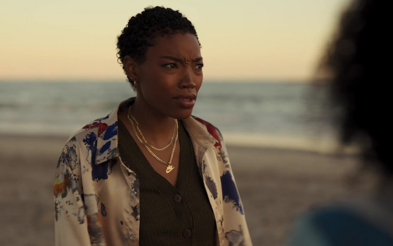 Nike Swoosh Gold Pendant – Chain – Necklace in Our Kind of People S01E09 Twice as Hard, Twice as Good (2021)