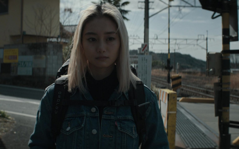 Osprey Backpack of Shioli Kutsuna as Mitsuki Yamato in Invasion S01E10 "First Day" (2021)