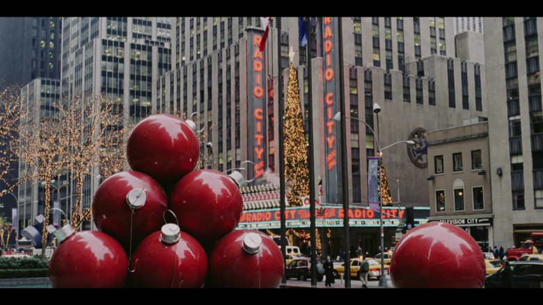 Radio City Music Hall in Gossip Girl S01E11 You Can't Take It with Jules (2021)