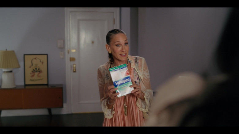 Salonpas Pain Relieving Patch Held by Sarah Jessica Parker as Carrie Bradshaw in And Just Like That… S01E05 Tragically Hip (2021)