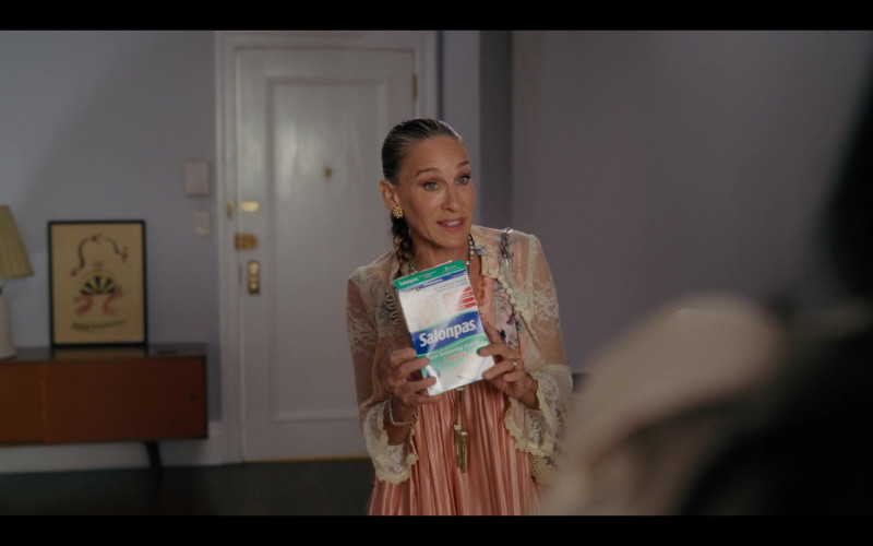 Salonpas Pain Relieving Patch Held by Sarah Jessica Parker as Carrie Bradshaw in And Just Like That… S01E05 Tragically Hip (2021)
