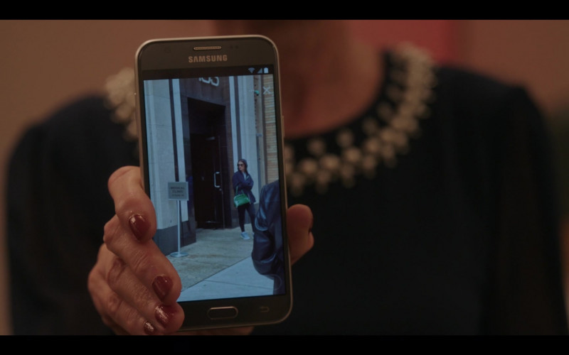 Samsung Galaxy Smartphone in Gossip Girl S01E11 You Can’t Take It with Jules (2021)