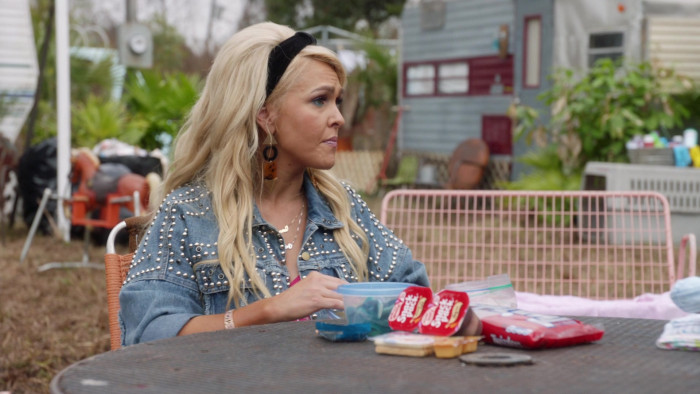 Snack Pack Enjoyed By Jenn Lyon As Jennifer In Claws S04E01 "Chapter