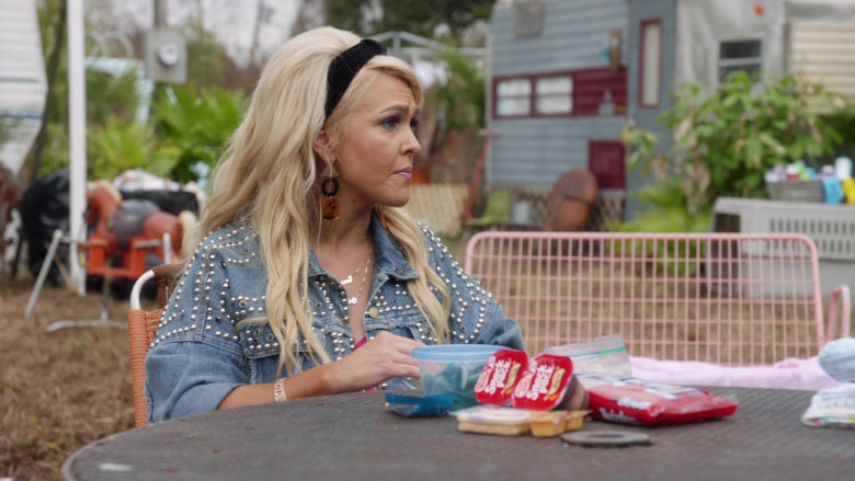 Snack Pack Enjoyed by Jenn Lyon as Jennifer in Claws S04E01 Chapter One Betrayal (2021)