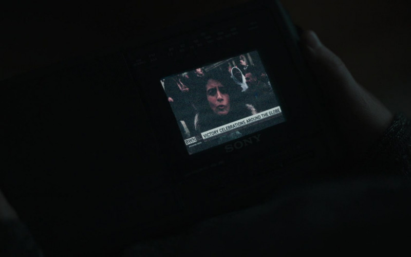Sony Device in Invasion S01E10 "First Day" (2021)
