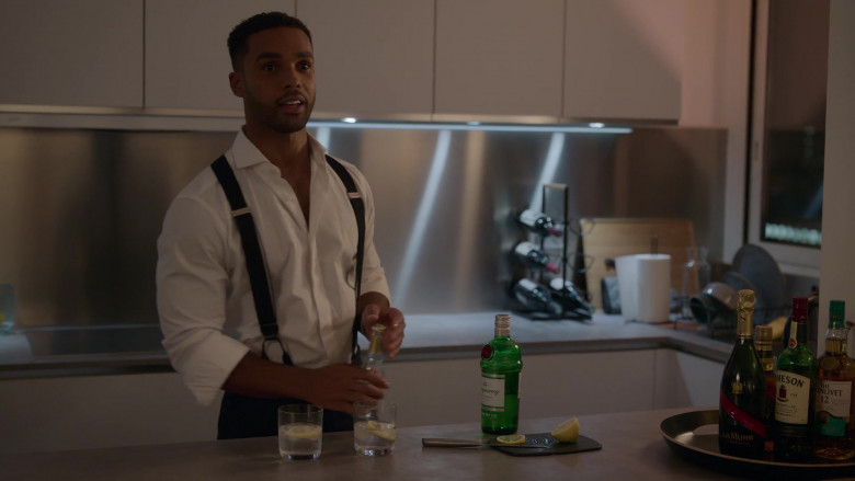 Tanqueray Gin, Mumm Champagne, Jameson Irish Whiskey and The Glenlivet 12 Year Whisky in Emily in Paris S02E07 The Cook, the Thief, Her Ghost and His Lover (2021)